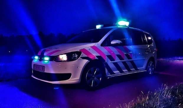 Politieauto met zwaailicht.
