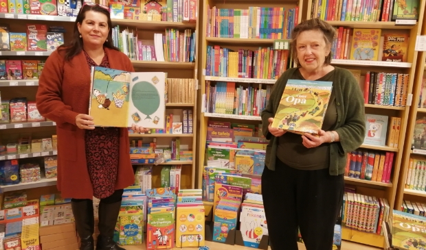 <p>Claudia (links) en Mieke zijn de makers van het boek.</p>