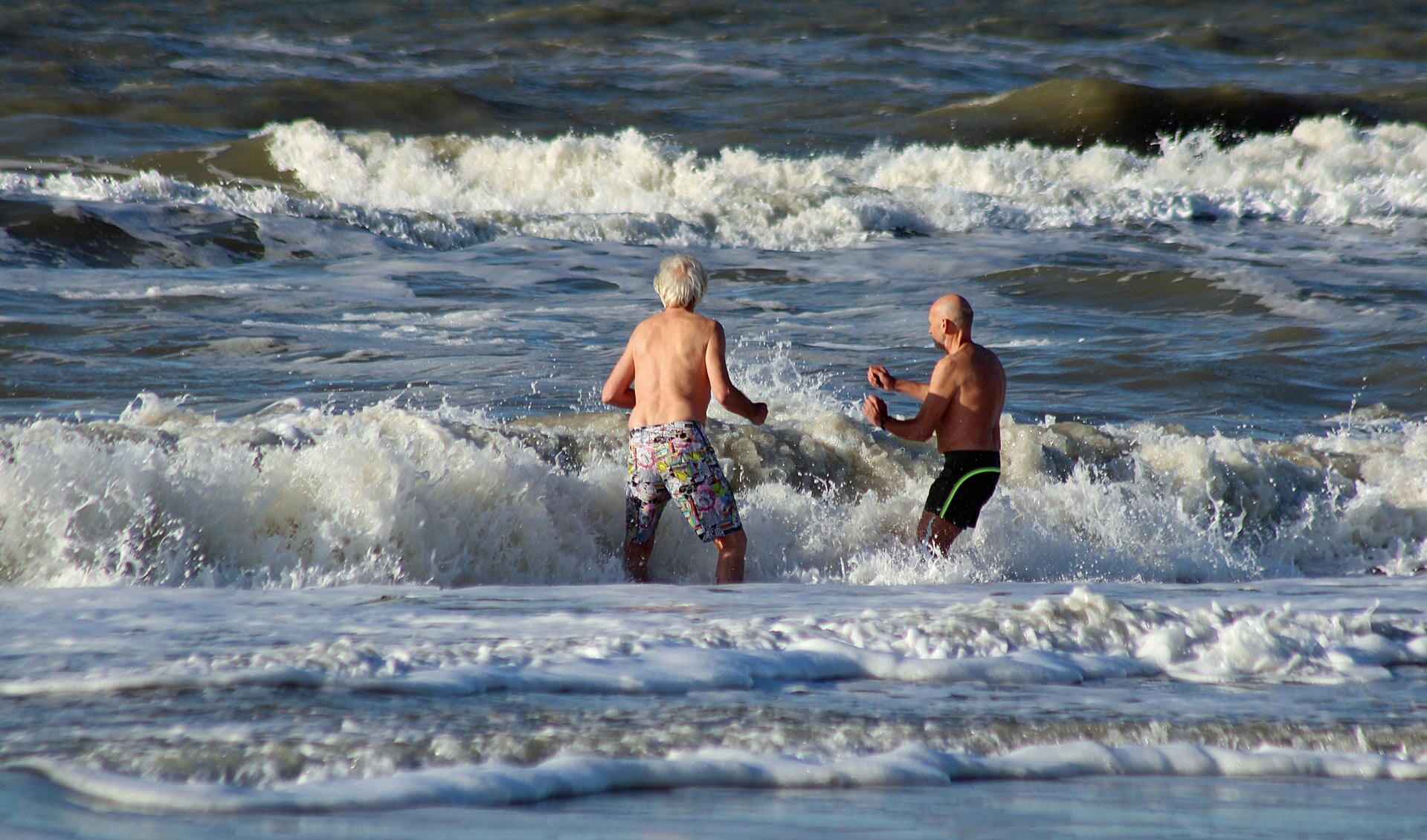 Zwemmen in de koude zee. Je moet er maar zin in hebben.