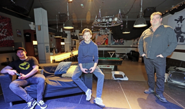 <p>Gamen en chillen kan gelukkig wel nog steeds bij B3 in Sint Pancras. Vlnr: Ruben Kruithof, Boris Honig en Hugo van Arem.</p>