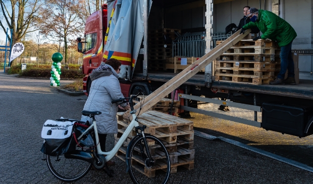 <p>Vrijwilliger Yvonne v/d Hoorn, die trouw de kantine bijhoudt, ontvangt de attentie van Ron Rijser (groene jas).</p>