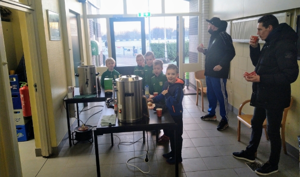 <p>Kinderen kregen allemaal heerlijke warme chocolademelk bij hun oliebol. </p>