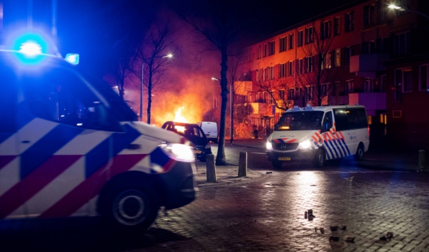 <p>Begin dit jaar moest worden ingegrepen bij rellen in Schalwijk. Een groep relschoppers gooide stenen en stak een auto in brand.</p> 