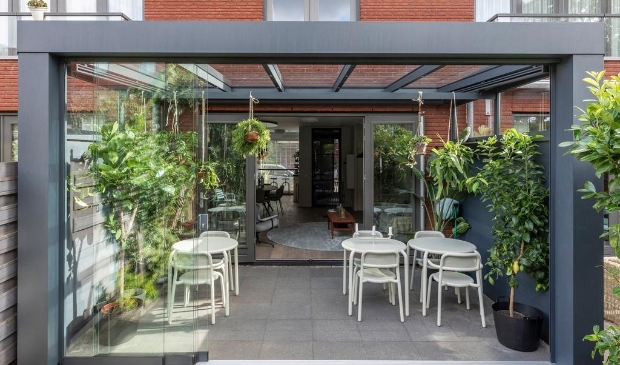 <p>verkrijgbaar als veranda óf als tuinkamer, compleet met voor- en zijwanden</p>