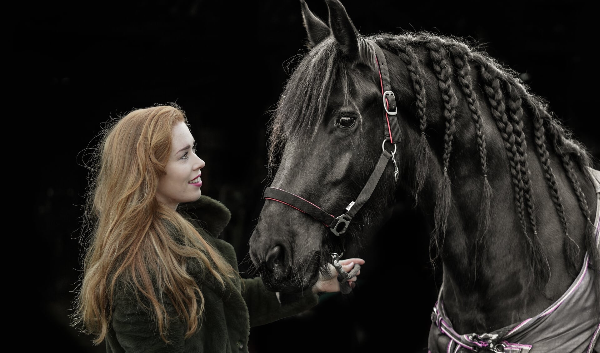 Antoinette de Jong met haar andere liefde: paarden. ,,Ik heb inmiddels samen met mijn opa een veulen gefokt. Dat vind ik echt wel iets voor de toekomst.’’ (Foto Timsimaging)