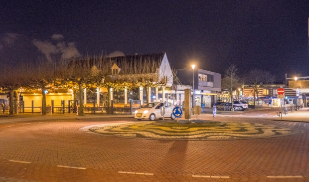 <p>Een personenauto tart het lot door verschillende keren door het dorp te razen.</p>