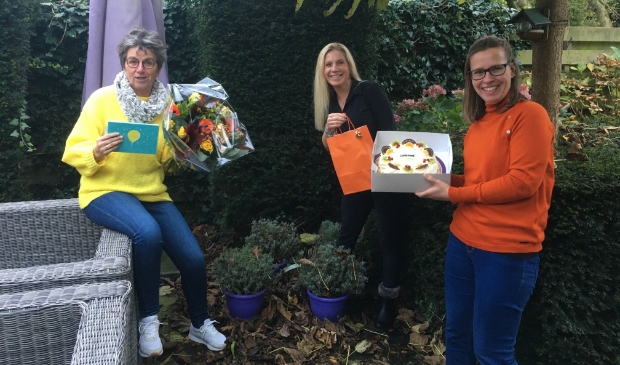 <p>Home-Start wordt gefeliciteerd met de nominatie voor de vrijwilligersprijs. V.l.n.r. staan Tryja Boven (vrijwilliger), Christine Samsom (coördinator) en Saskia Hartmans.</p>