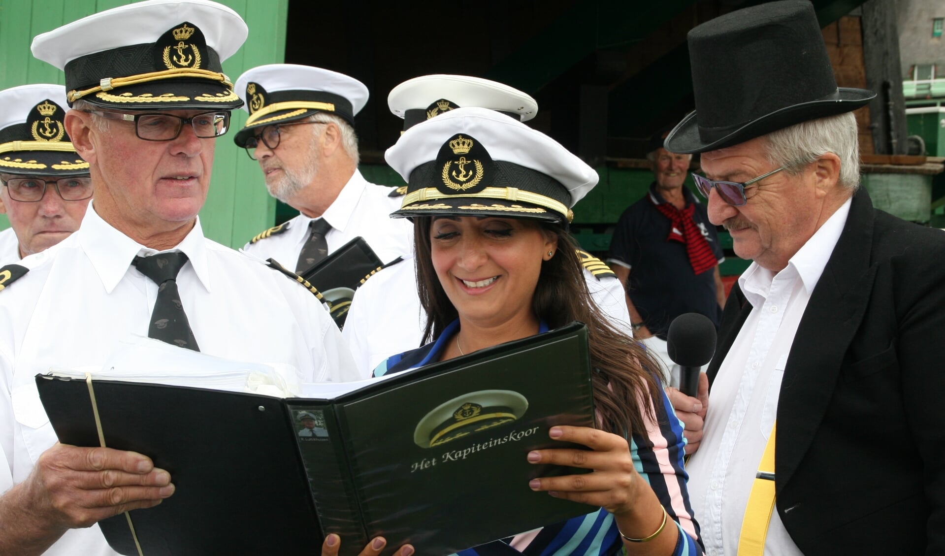 Het Kapiteinskoor had ook bijzondere meezingende gasten zoals wethouder Songül Mutluer. 