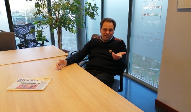 <p>Edwin Stokvis: "Het Kompas wordt in Oostzaan gespeld."</p>