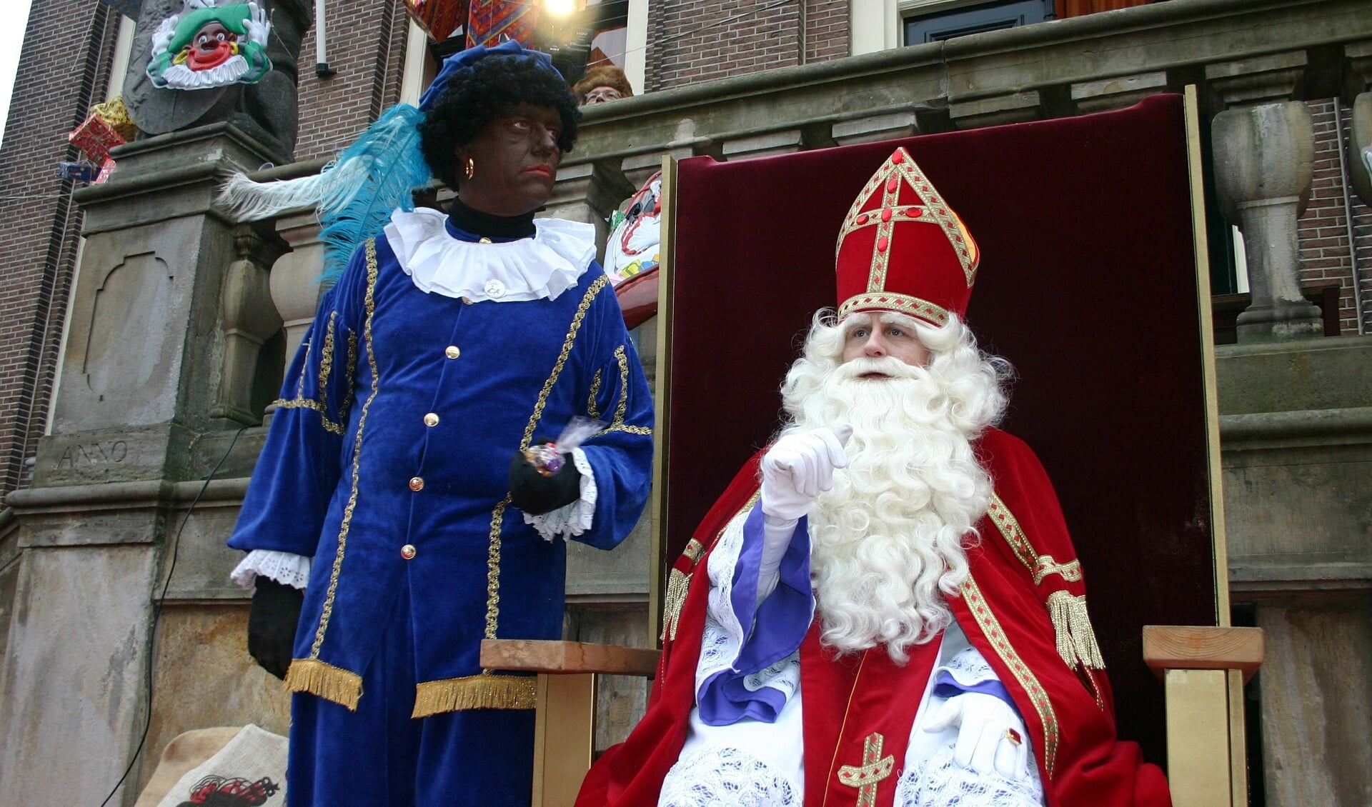 Sinterklaas is nog niet in het land, maar er wordt wel al gesproken over hoe hij in Amsterdam wordt ontvangen.