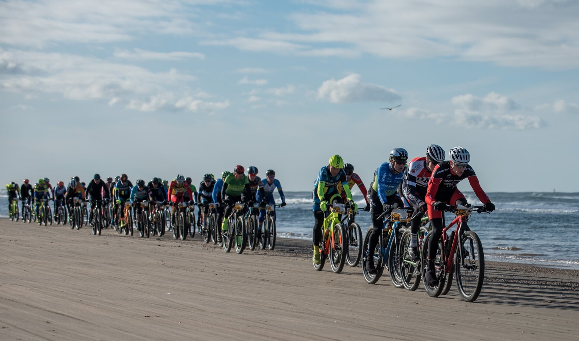 Deelnemers op het parcours van de MTB Beachraces in Noordwijk.