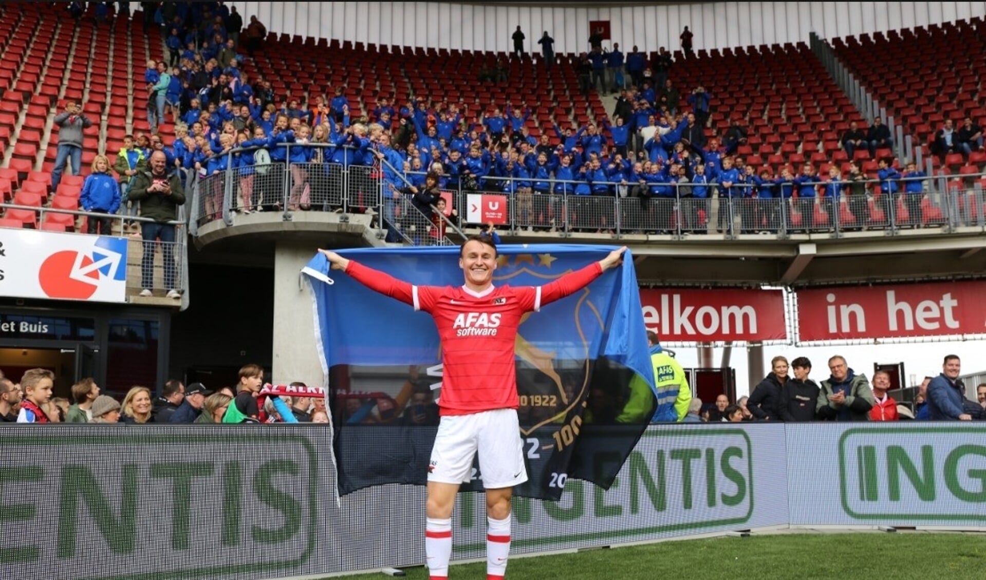 Nadat het laatste fluitsignaal geklonken had, en de spelers van AZ de ereronde voltooid hadden, kwam Peer Koopmeiners nog één keer het veld op, om met de Vitesse-vlag en de jeugdspelers op de foto te gaan. 