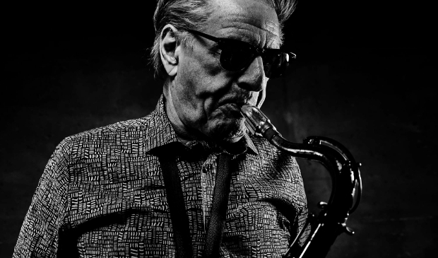 <p>Hans Dulfer op saxofoon.</p>