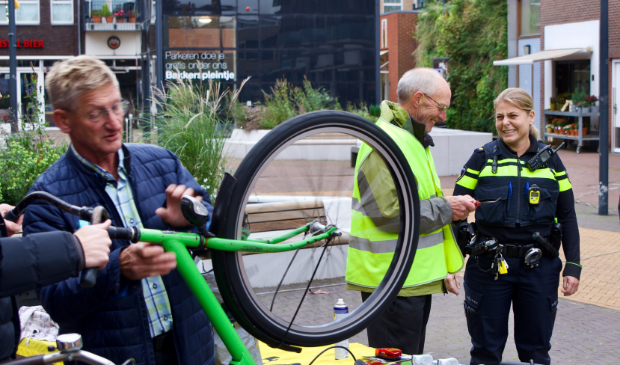 <p>Politiemensen bekeken ook de actie op het Bakkerspleintje. </p>