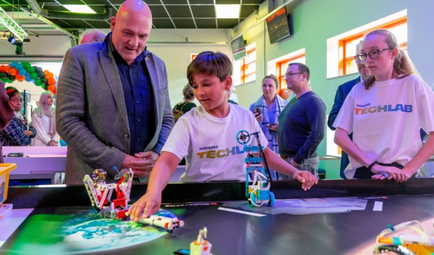 <p>Astronaut André Kuipers in het splinternieuwe Kennemer Techlab van het Kennemer College Beroepsgericht. </p>