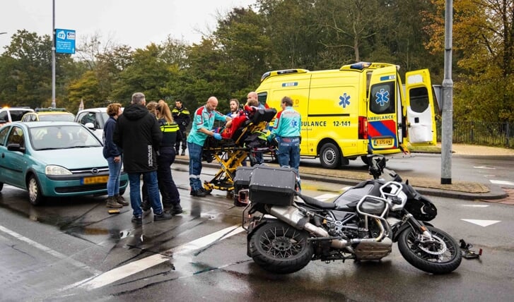Een motorrijinstructeur is maandagmorgen lichtgewond geraakt bij een ongeluk op de Leidsevaart in Haarlem. 