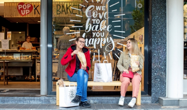 <p>De bakkerij als ontmoetingspunt in de stad. Een fijne, leuke plek waar je lekkere koffie van de overbuurman en er iets bij uit de bakkerij kunt nuttigen. </p>
