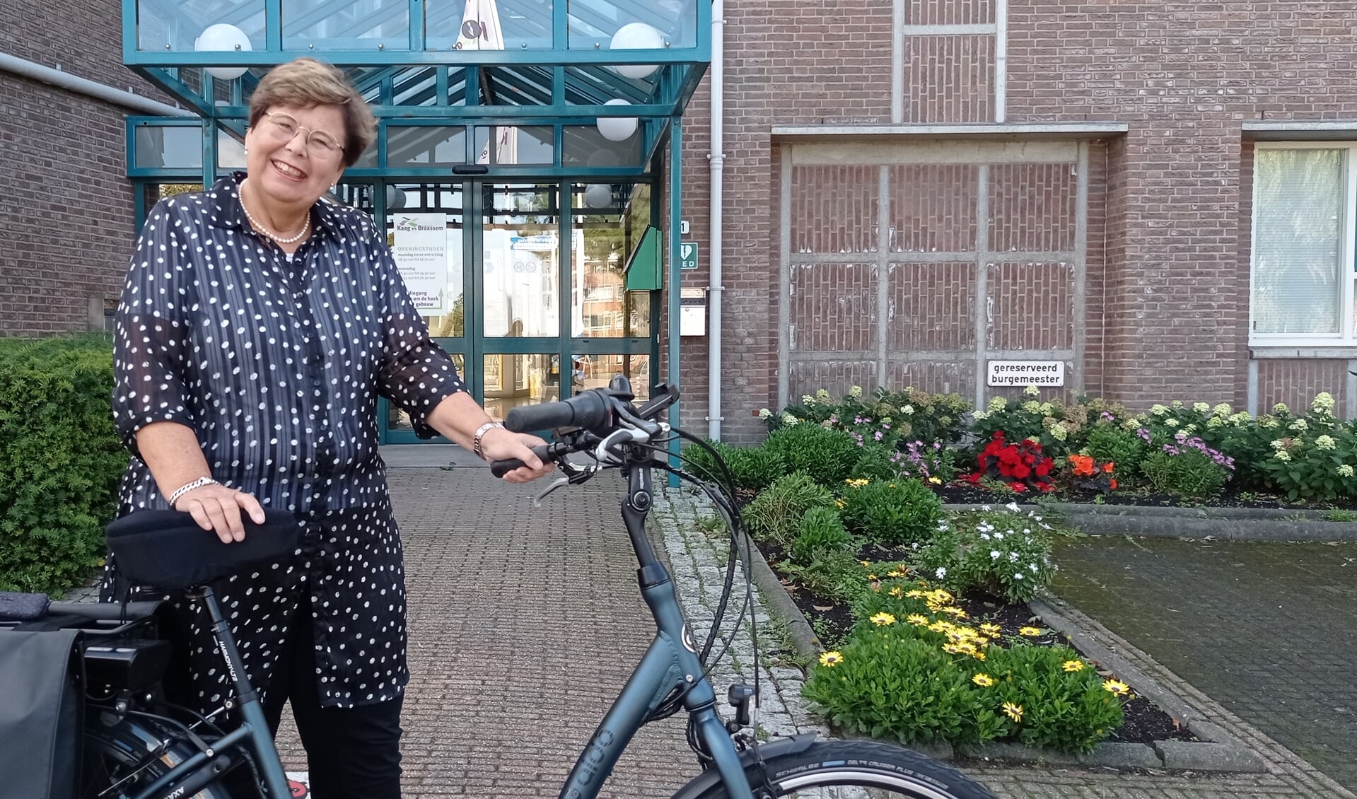 Burgemeester Marina van der Velde is klaar om te vertrekken.