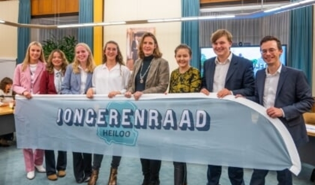 <p pstyle="ONDERSCHRIFT">Van links naar rechts: Sanne Smak, Laura van Houten, Anne Rosenbaum, Denise Otto, de burgemeester, Laura Dijkstra, Jonathan Brouwer de Koning en Sybren van Dokkum.</p>