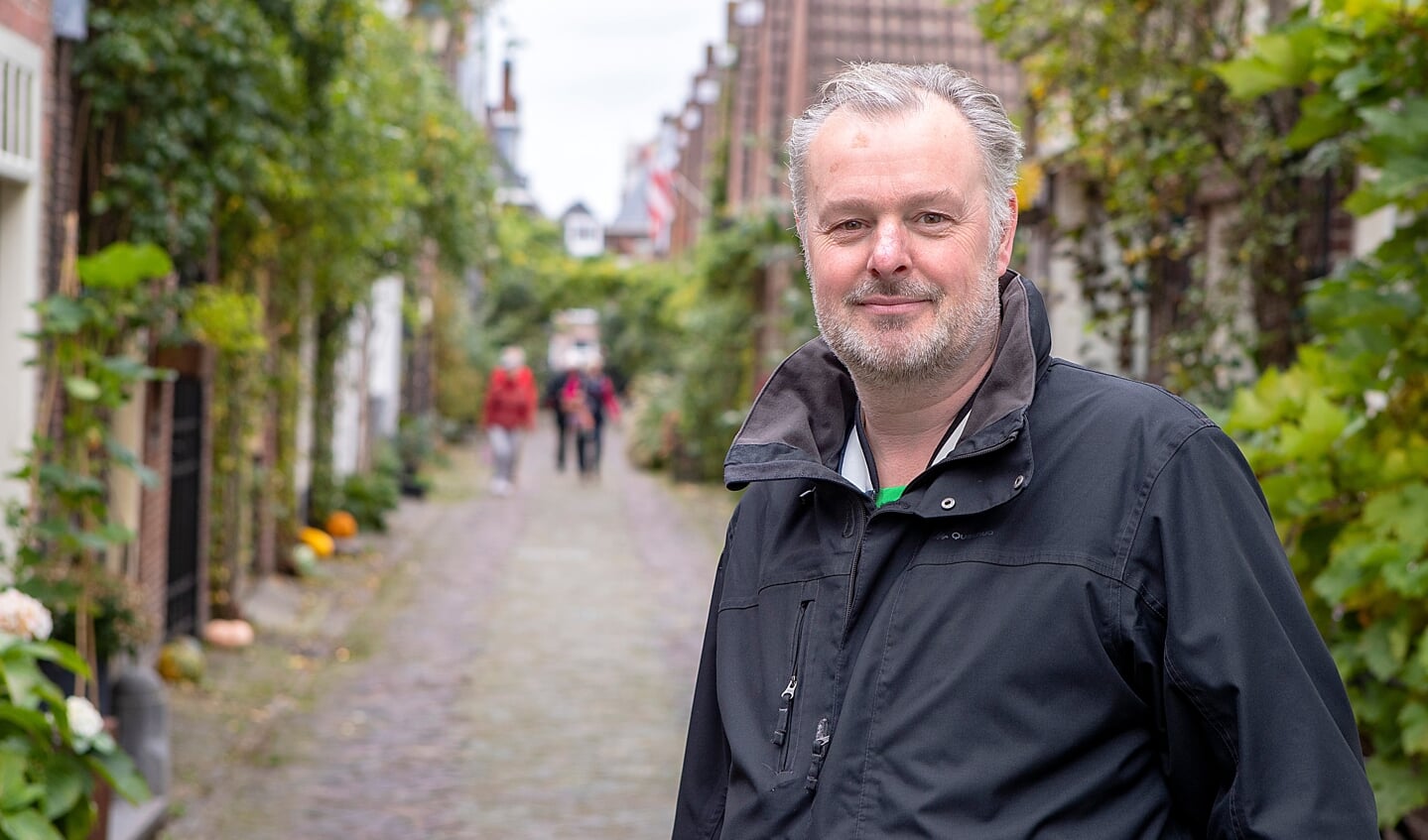 Klimaatburgemeester van Alkmaar Wiebe van Erkelens in de Sint Jacobstraat.