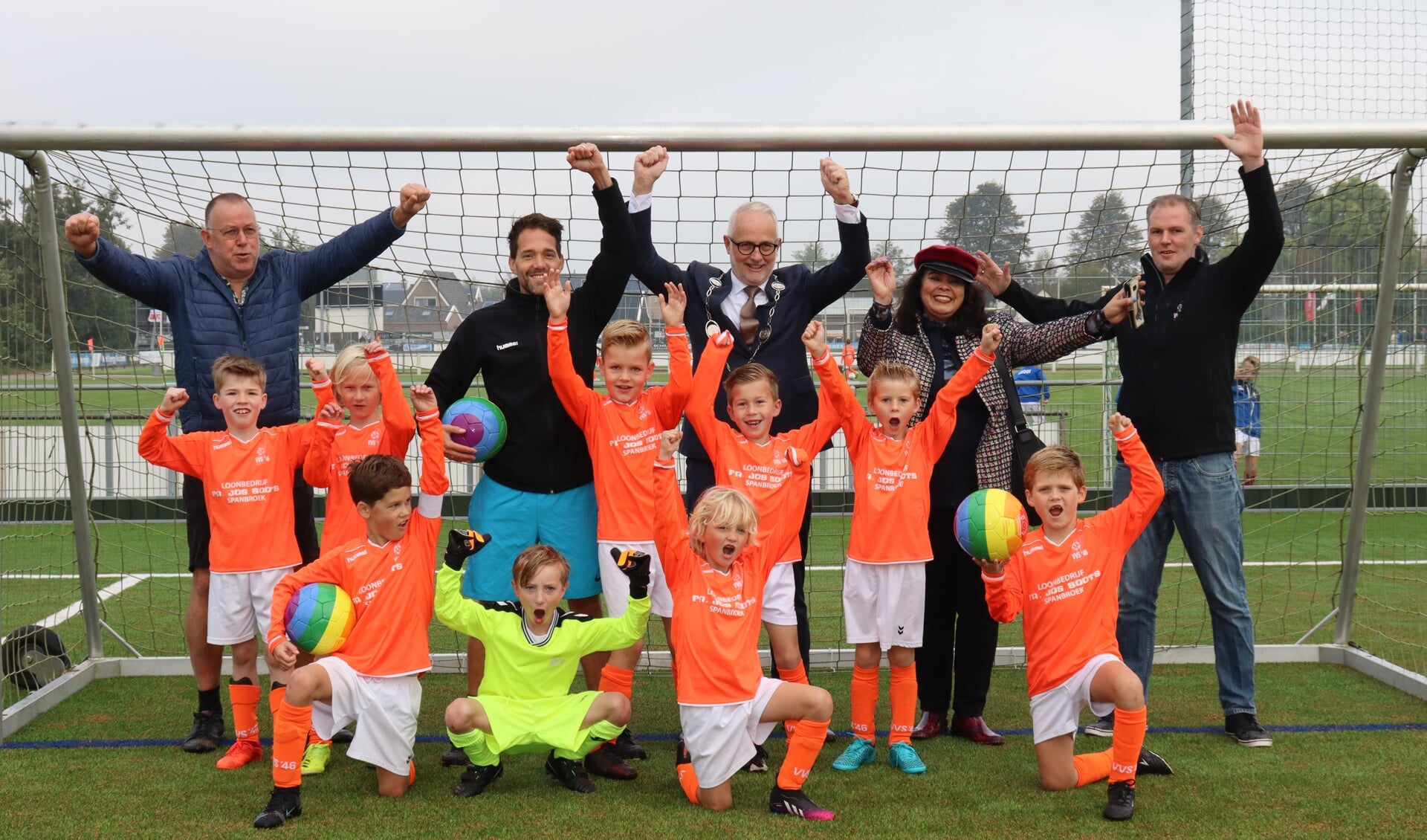  Burgemeester Van den Hengel en wethouder Wiersma-De Faria overhandigden regenboogballen aan de voetballers van VVS’46. 