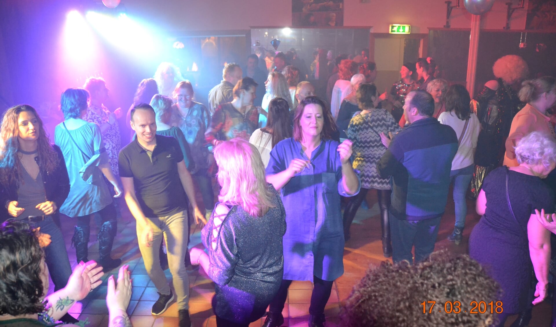 Tijdens het discofeest van Radio NoordZij worden dansbare deuntjes opgezet.