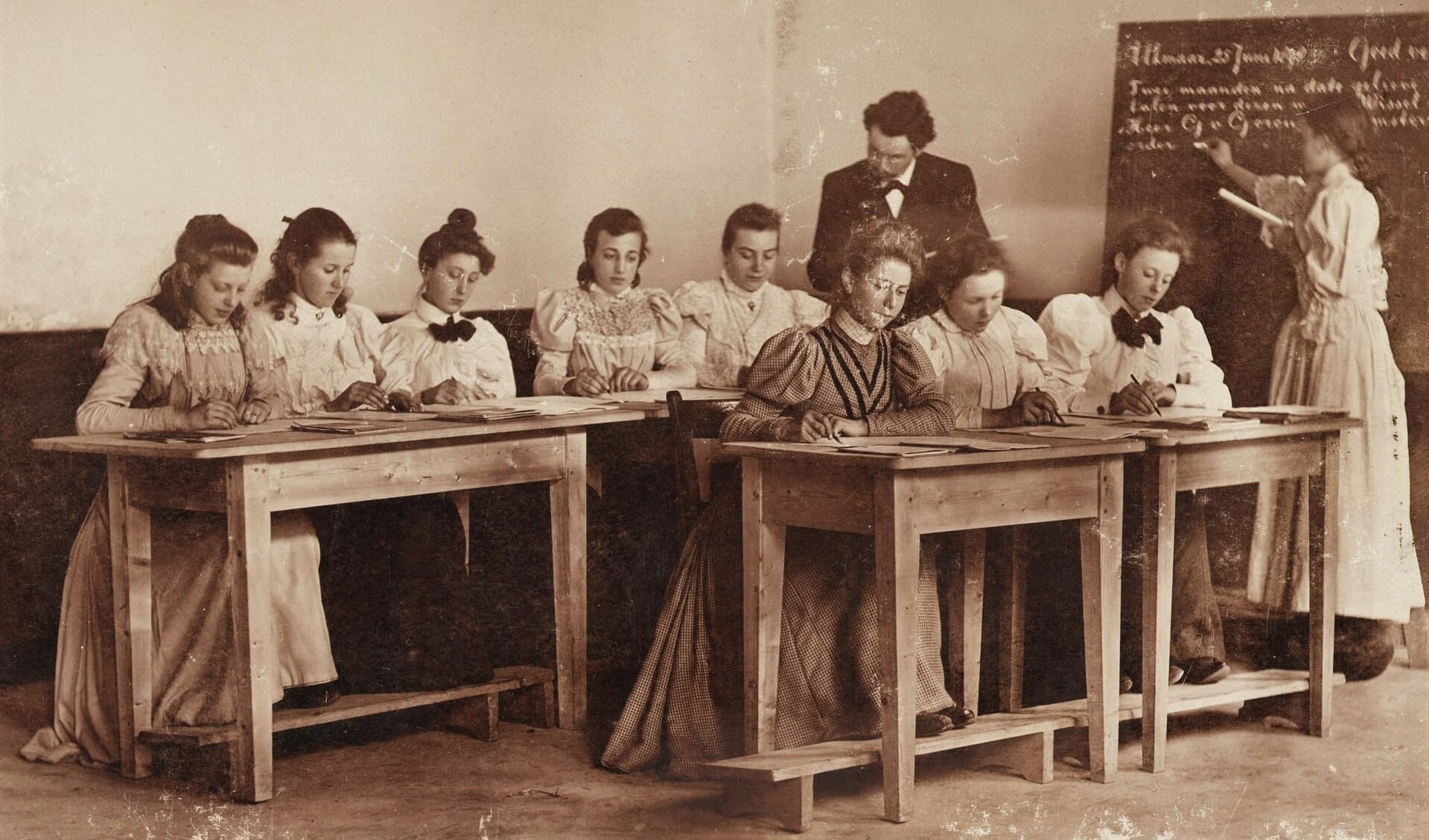 Les op de Alkmaarse Huishoud- en Industrieschool, 1896. Foto 