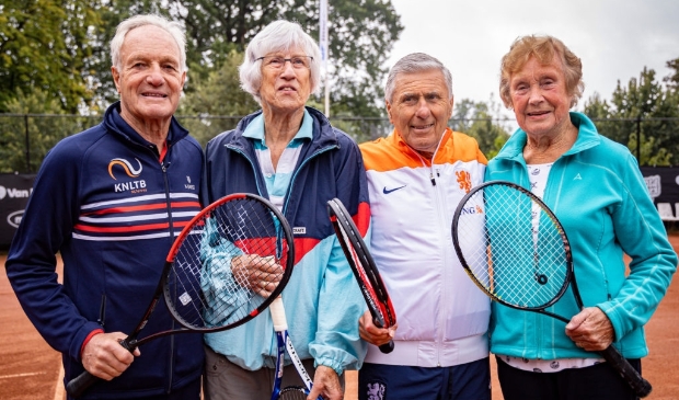 <p>Twee OldStars met Tom Okker (l) and Sjaak Swart. </p>