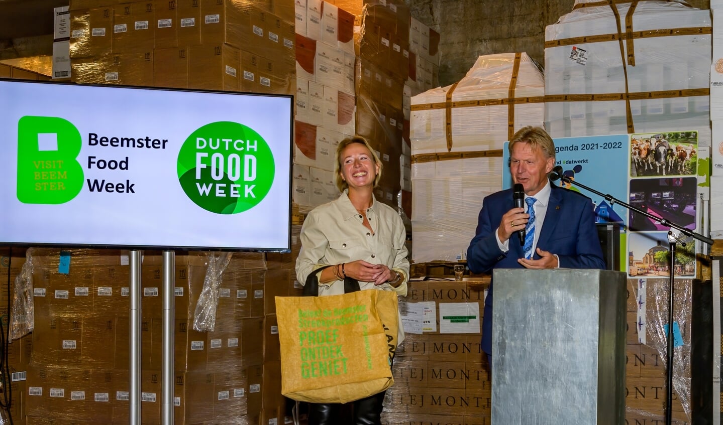 De opening van de Beemster Food Week werd verricht door Jaap Bond. Naast hem Daniëlle Woudstra van VISIT Beemster. 