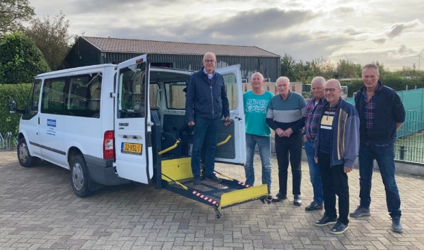 <p>Tijdens de feestelijke bijeenkomst maakten de chauffeurs kennis met de personenlift.</p>