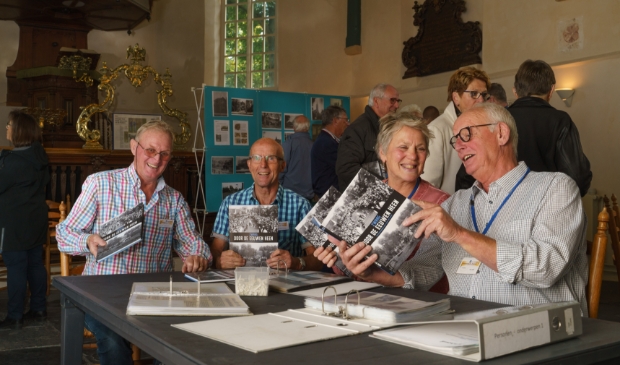 <p>Bestuursleden Niek Beerepoot, Frans Korse, Willy Schipper en Ben Kalb (v.l.n.r.) bladeren door het nieuwe boek dat de stichting heeft uitgegeven.</p>