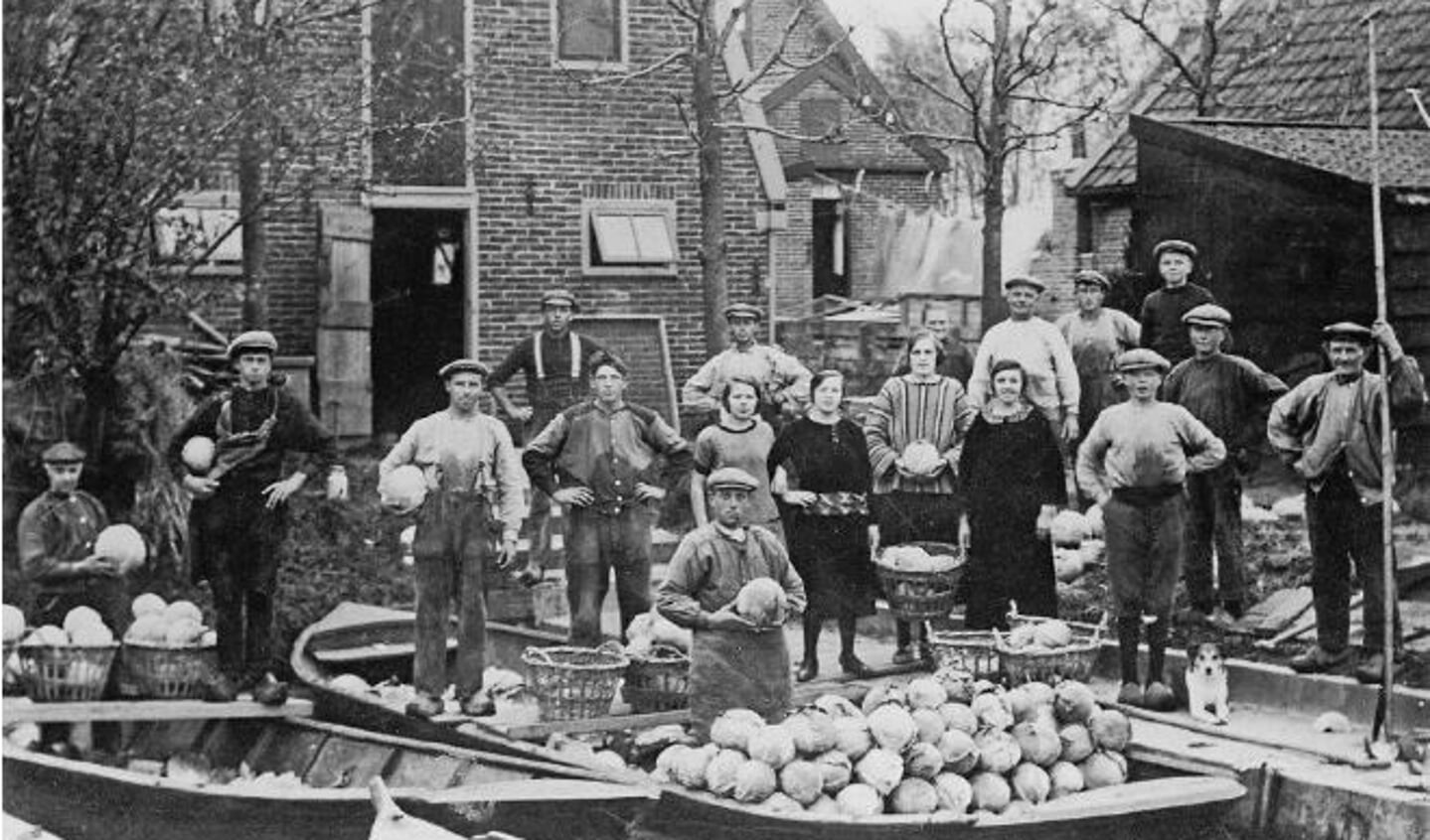 Foto van vóór de ruilverkaveling: Familie Verduin thuis bij de koolboet, met de bewaarkolen in de schuiten, Sint Pancras, begin twintigste eeuw. Bron Historische Vereniging Sint Pancras.