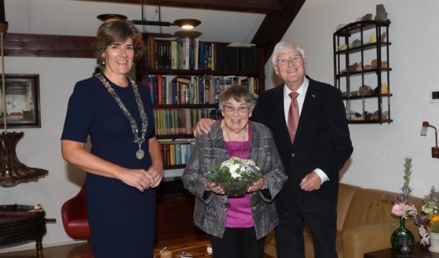 <p>Burgemeester van der Weele en echtpaar Perotti-van den Brink. </p>