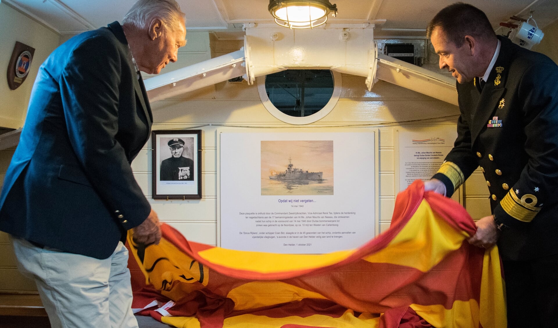 Vice-admiraal René Tas en zeeschilder Fred Boom onthullen aan boord van de Dorus Rijkers de plaquette over de Hr.Ms. Johan Maurits van Nassau. 