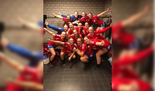 <p>Blijdschap bij de handbalvrouwen van DSS Heemskerk na afloop. </p>