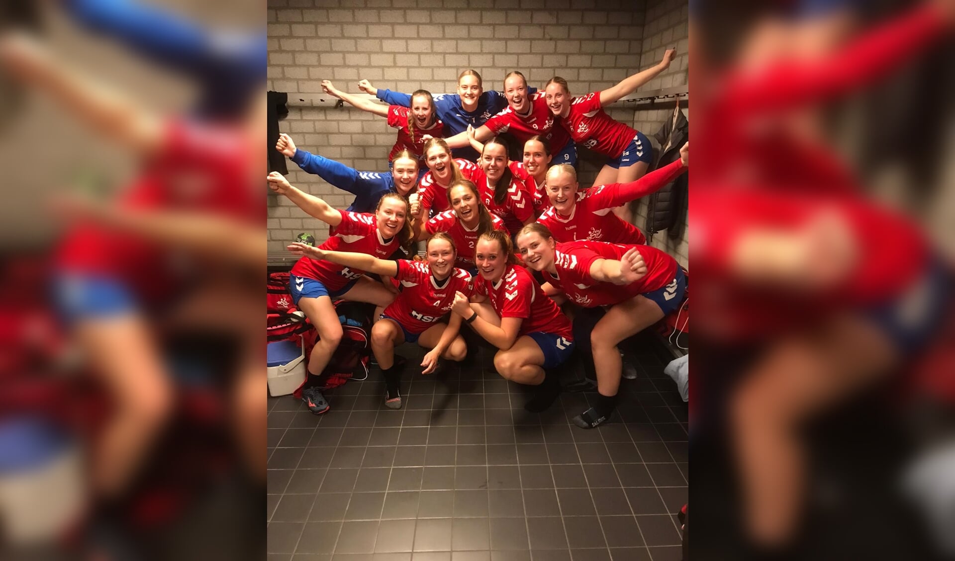 Blijdschap bij de handbalvrouwen van DSS Heemskerk na afloop. 