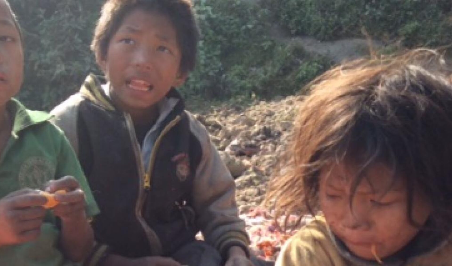 Straatkinderen van Kathmandu, breng ze in veiligheid door uw stem uit te brengen via actie Warm Hart van KRO/NCRV. 