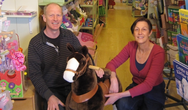 <p>John en Adriënne stoppen met hun houten speelgoedwinkel in Oostwoud.</p>