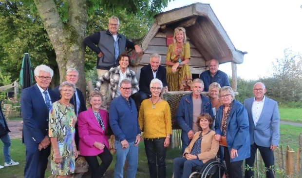 <p>10 broers en zussen met de schoonfamilie</p>