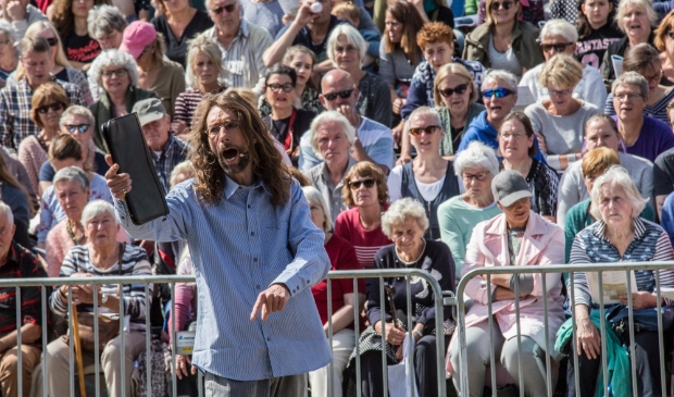 <p>(Blauwe Zander) Dennis van den Burg van dierenwinkel Ambulia in de Volksopera Vogelbuurt in 2018. </p>