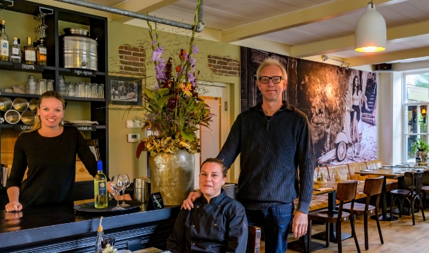 <p>Van links naar rechts bedrijfsleidster Sara, chef-kok Eva en Roland in La Galera.</p>