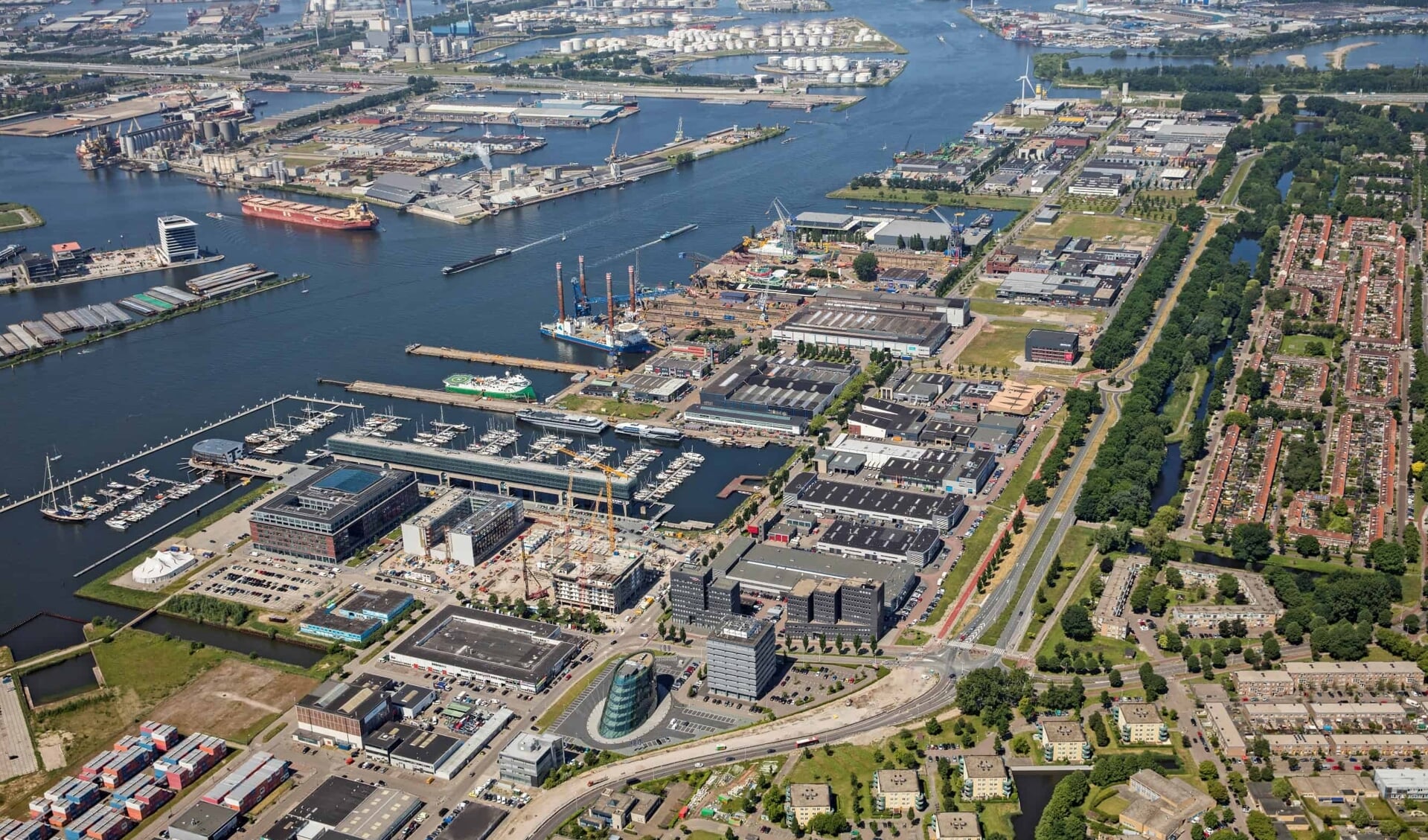 Het Noordzeekanaalgebied draagt bij aan de economische groei.