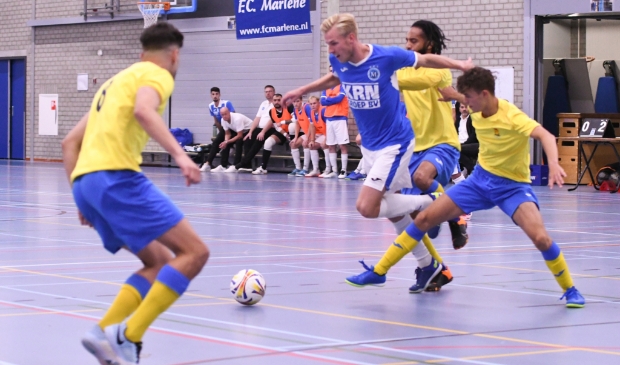 <p>Stefan Dol, die aan een sterk seizoen bezig is, tussen drie tegenstanders. Tegen HV Veerhuys scoorde hij de vierde treffer.</p>