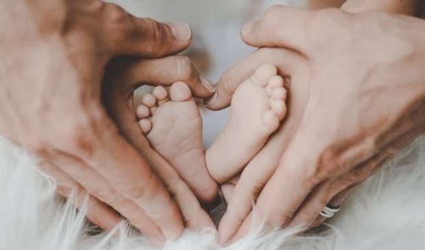 <p>Beide ouders krijgen volgend jaar in het eerste levensjaar van hun kind beiden negen weken gedeeltelijk betaald ouderschapsverlof. </p>