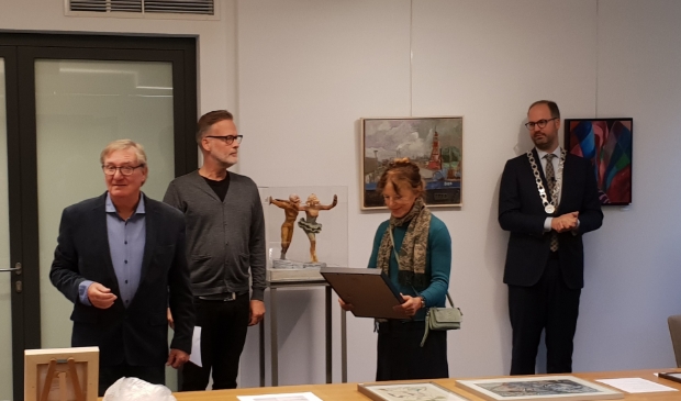 <p>Annette van der Wel kreeg haar gedicht in een lijst mee, onder toeziend oog van Barry Wiebenga (voorzitter KVL), juryvoorzitter Erik Jan Harmens en burgemeester De Lange.</p>