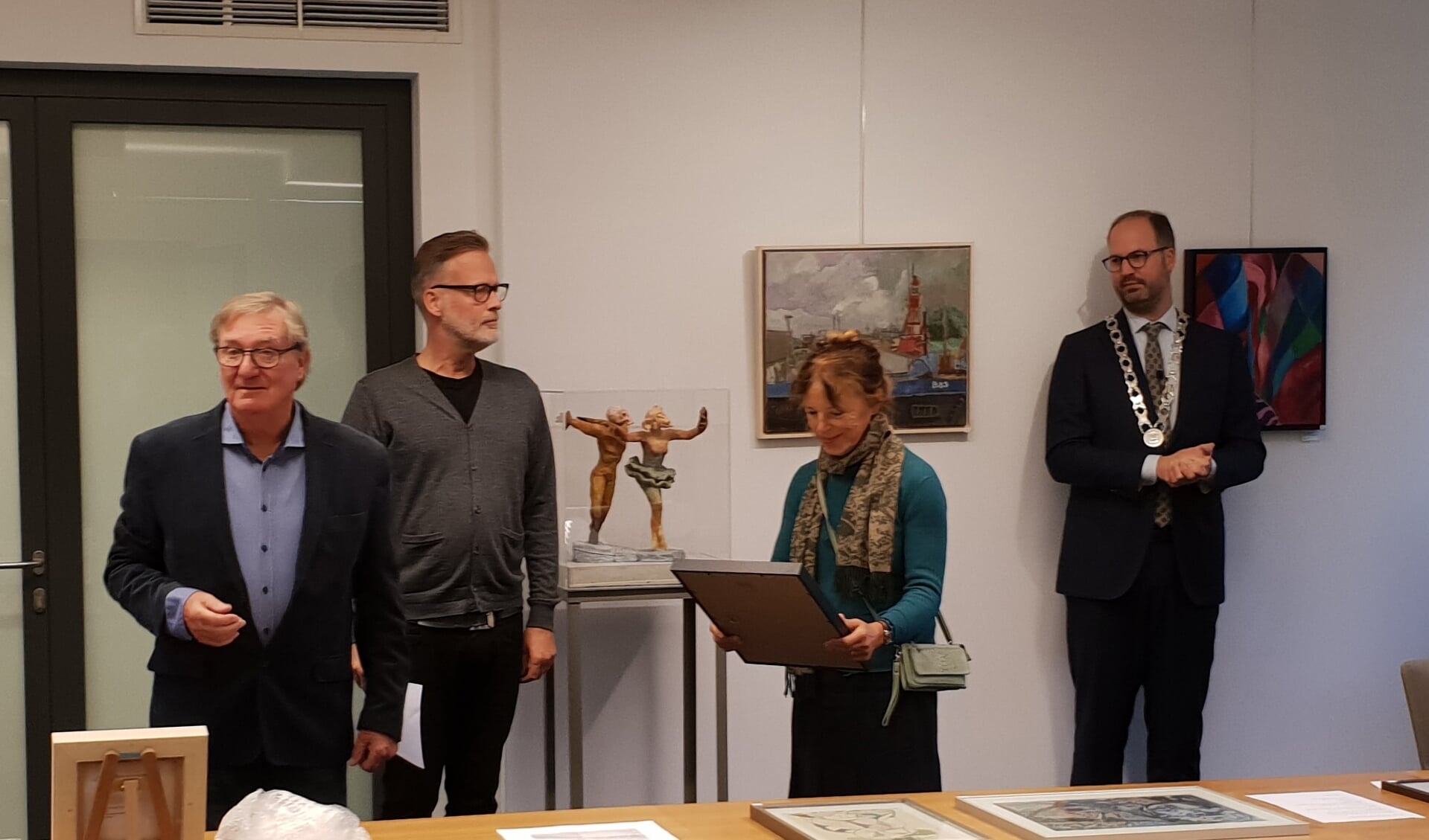 Annette van der Wel kreeg haar gedicht in een lijst mee, onder toeziend oog van Barry Wiebenga (voorzitter KVL), juryvoorzitter Erik Jan Harmens en burgemeester De Lange.