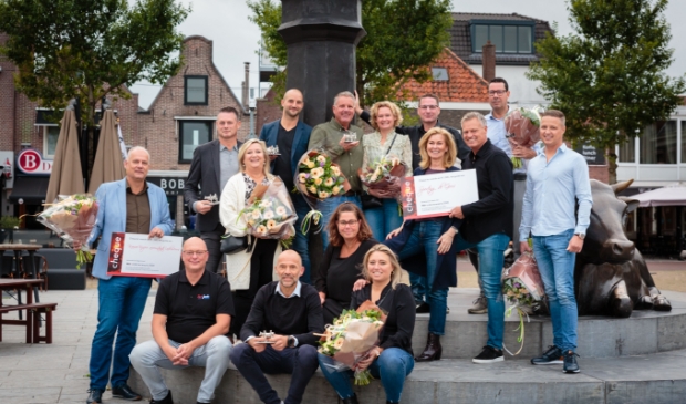 <p>De winnaars van 2020 en de genomineerden van dit jaar bij de bekende koe op de Koemarkt.</p>