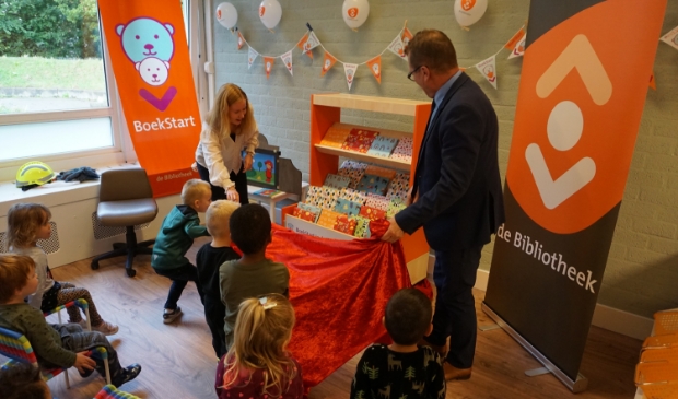 <p>Eén van de kinderen mocht samen met de wethouder het lint doorknippen.</p>