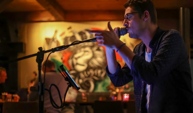 <p>Muzikant Denis Vuko tijdens zijn optreden afgelopen weekend in De Roode Leeuw.<br><br></p>
