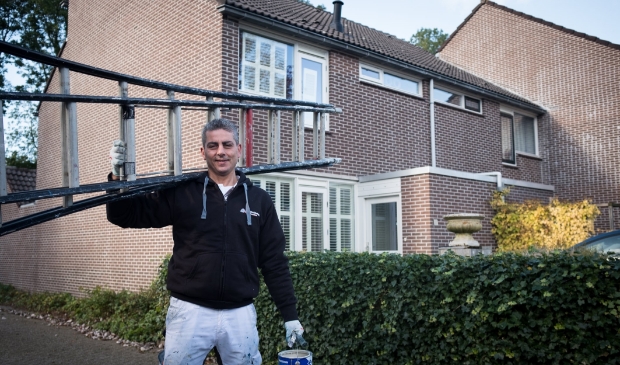 <p pstyle="PLAT">Schilder Maurice is trots op het resultaat.</p>